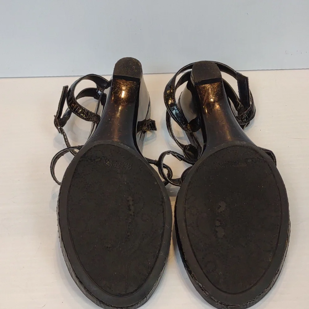 Reaction Kenneth Cole Black Patent Croc Ankle Strap Toe Post Bead Wedge Sandals